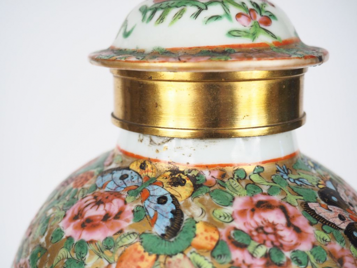 Potiche couverte en porcelaine de Canton dans le style famille rose, d