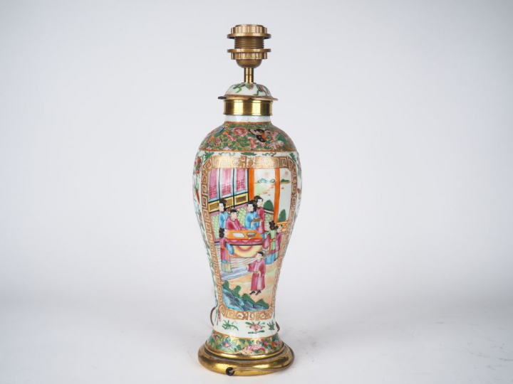 Potiche couverte en porcelaine de Canton dans le style famille rose, d