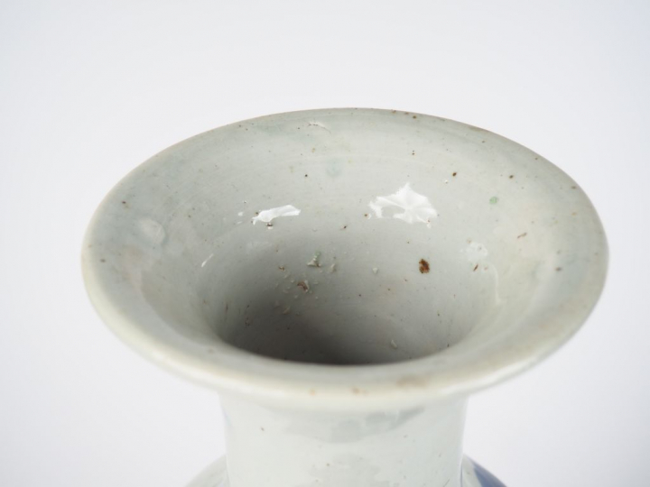 Vase balustre en porcelaine bleue, décor émail céladon d'embarcations 