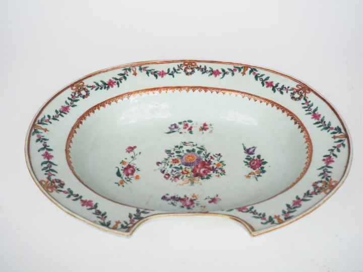 Plat à barbe en porcelaine et émaux de la famille rose, décor de bouqu