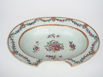 Vente aux enchères Plat à barbe en porcelaine et émaux de la famille rose, décor de bouqu