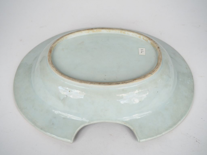Plat à barbe en porcelaine et émaux de la famille rose, décor de bouqu