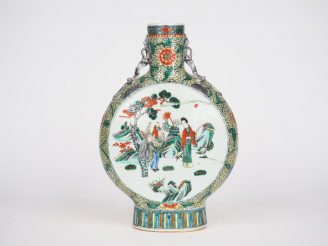 Vente aux enchères Vase gourde en porcelaine et émaux style de la famille verte, décor en