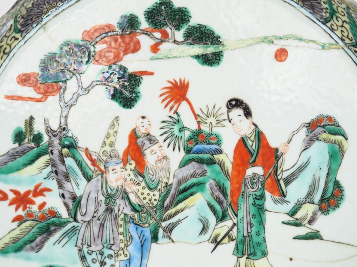 Vase gourde en porcelaine et émaux style de la famille verte, décor en