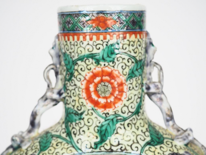 Vase gourde en porcelaine et émaux style de la famille verte, décor en