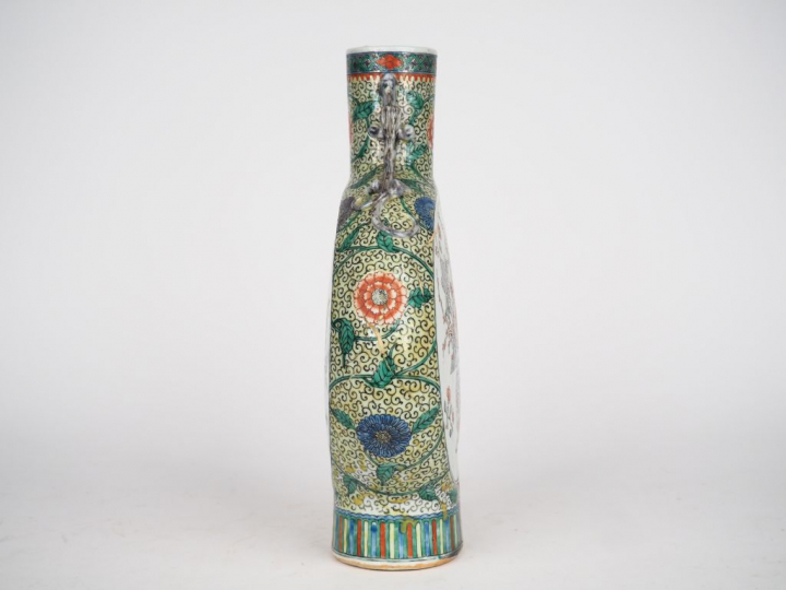Vase gourde en porcelaine et émaux style de la famille verte, décor en