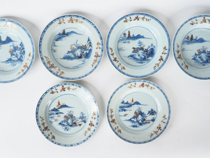 Ensemble comprenant : quatre assiettes creuses et deux assiettes en po