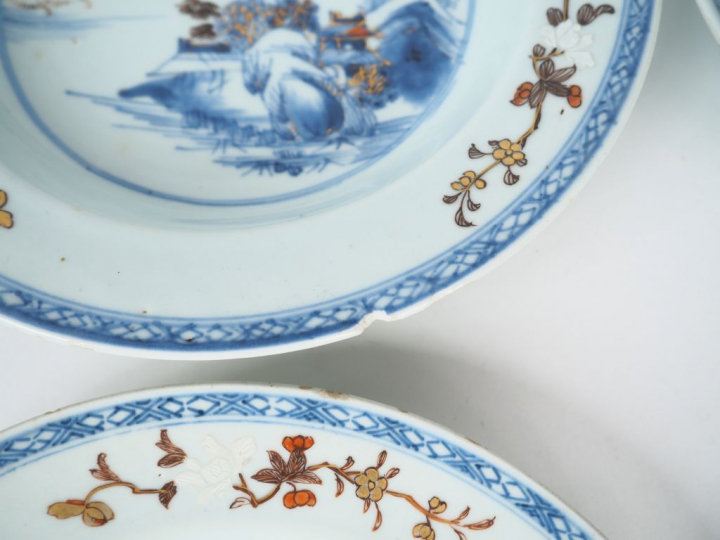 Ensemble comprenant : quatre assiettes creuses et deux assiettes en po