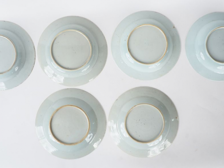 Ensemble comprenant : quatre assiettes creuses et deux assiettes en po