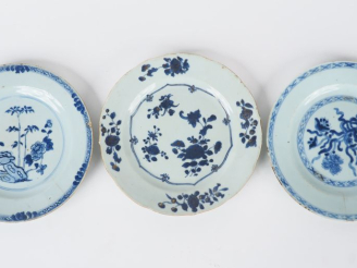 Vente aux enchères 3 assiettes en porcelaine bleu blanc, décor de bambous, de pivoiniers,