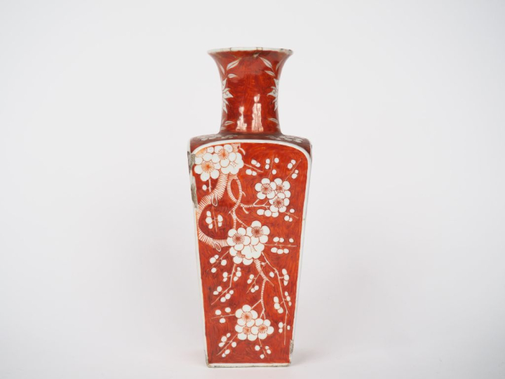 Chine, époque Qing, Vase quadrangulaire à col évasé en porcelaine émai