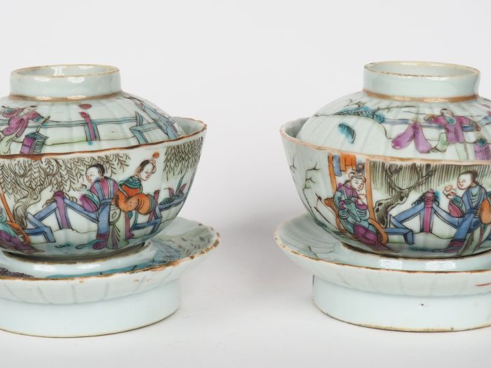 Paire de coupes couvertes avec leur présentoir en porcelaine et émaux 