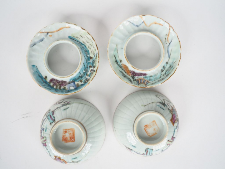 Paire de coupes couvertes avec leur présentoir en porcelaine et émaux 