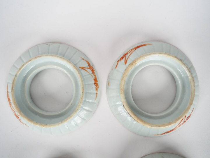 Paire de coupes couvertes avec leur présentoir en porcelaine et émaux 