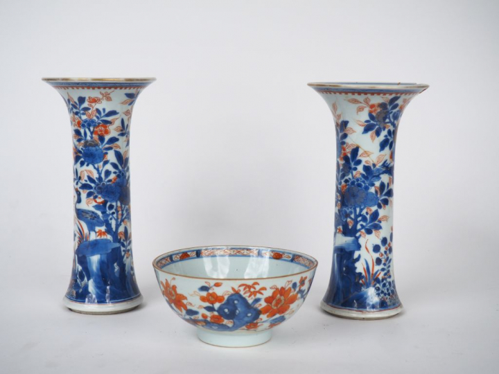 Paire de vases cornet en porcelaine et émaux "'Imari chinois" décor de