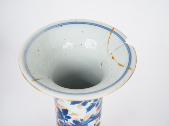 Paire de vases cornet en porcelaine et émaux "'Imari chinois" décor de