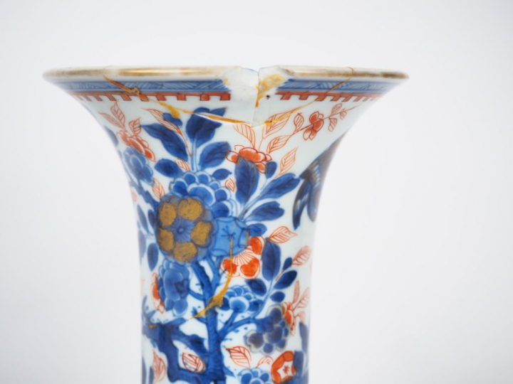 Paire de vases cornet en porcelaine et émaux "'Imari chinois" décor de