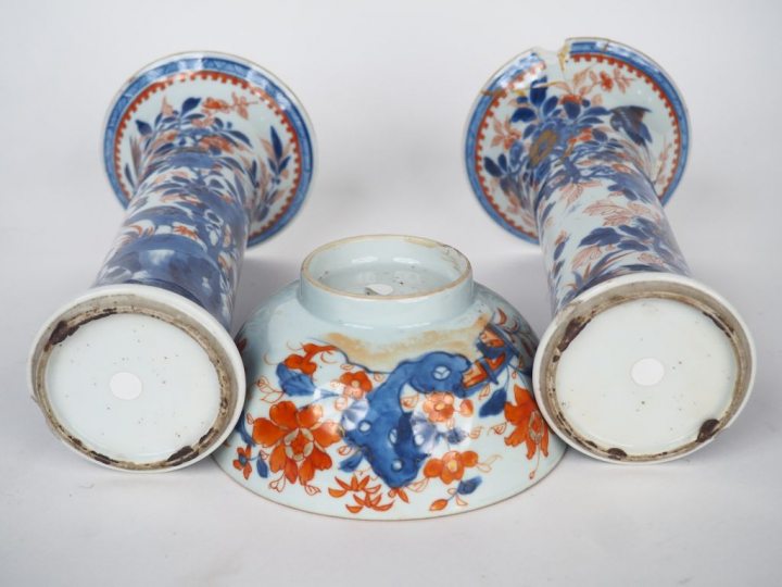 Paire de vases cornet en porcelaine et émaux "'Imari chinois" décor de