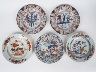 Vente aux enchères Paire d'assiettes décor mobilier  3 assiettes à décor Imari chinois Ch