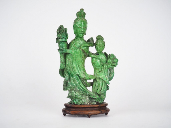 Chine, vers 1950, Groupe en malachite figurant deux déesses du printem