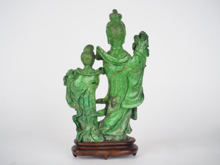 Chine, vers 1950, Groupe en malachite figurant deux déesses du printem
