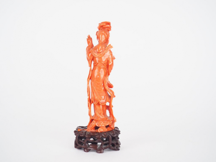 Statuette en corail "déesse du printemps debout sur des nuages"  H. 13