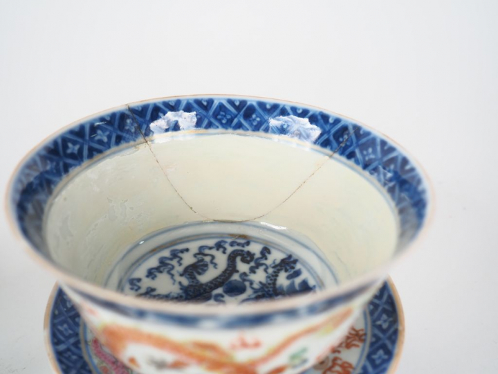 Chine, XIX siècle,  Ensemble comprenant :  - une coupe couverte avec s