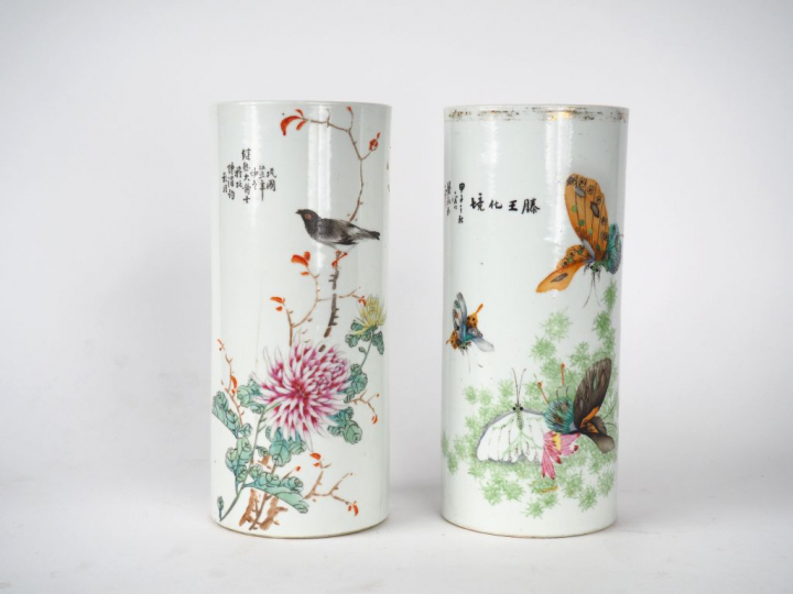 Deux vases cylindriques en porcelaine émaux famille rose, l'un à décor