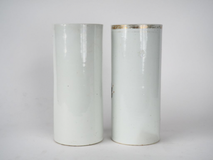 Deux vases cylindriques en porcelaine émaux famille rose, l'un à décor
