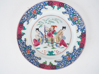 Vente aux enchères Assiette en porcelaine et émaux famille rose, à décor d'un guerrier et