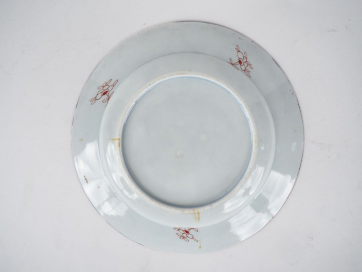 Assiette en porcelaine et émaux famille rose, à décor d'un guerrier et