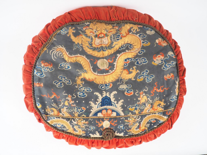 Coussin orné d'un élément en broderie soie et lin , broderie au fil d'