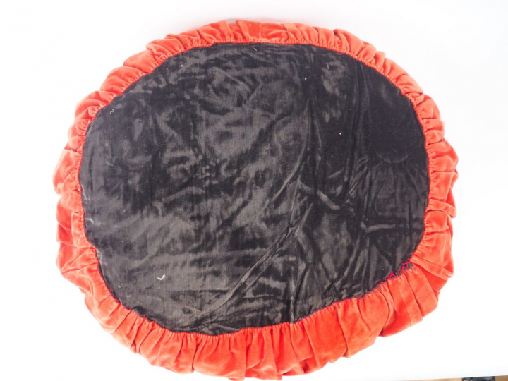 Coussin orné d'un élément en broderie soie et lin , broderie au fil d'