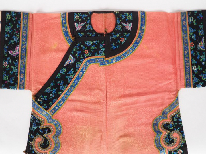 Robe d'été fond rose et bordure de camaieu de bleu et de vert, décor d