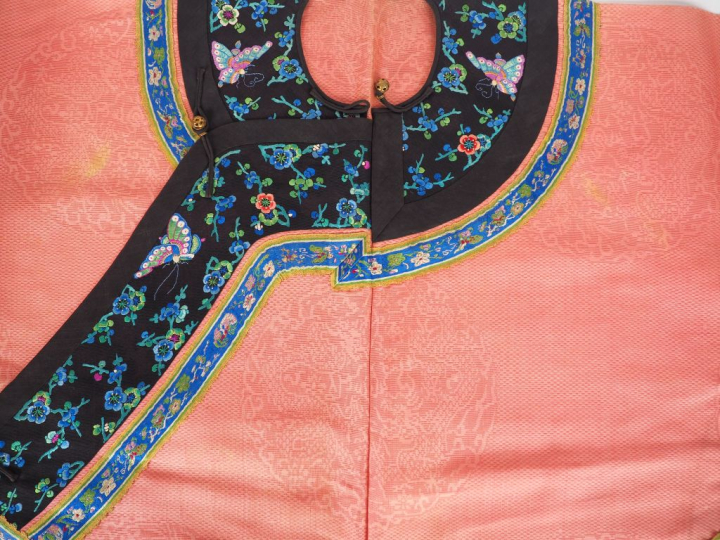 Robe d'été fond rose et bordure de camaieu de bleu et de vert, décor d