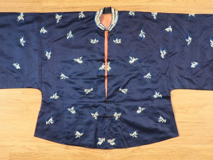 Veste en soie bleu nuit finement brodée en camaieu de bleu d'échassier