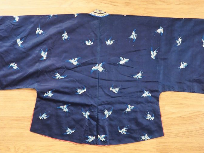 Veste en soie bleu nuit finement brodée en camaieu de bleu d'échassier
