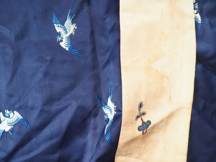 Veste en soie bleu nuit finement brodée en camaieu de bleu d'échassier