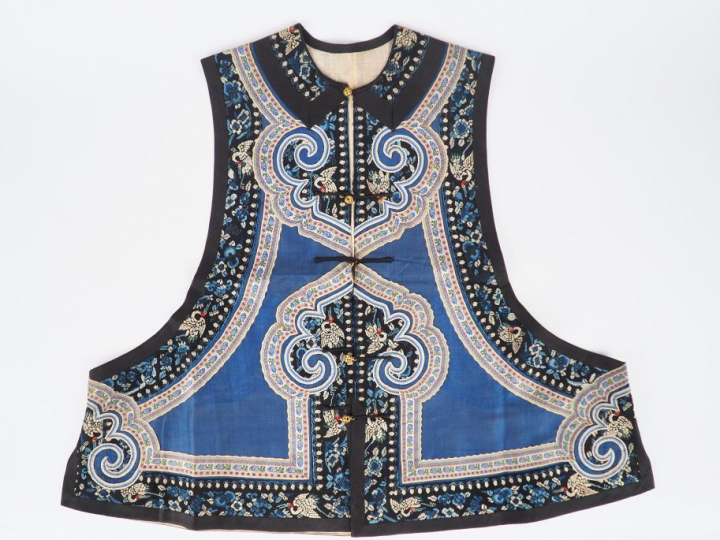 Gilet en soie et lin brodé en camaieu de bleu, décor de têtes de Ruyi,