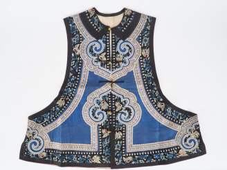 Vente aux enchères Gilet en soie et lin brodé en camaieu de bleu, décor de têtes de Ruyi,