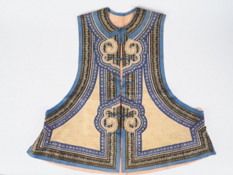 Vente aux enchères Gilet en soie et lin brodé finement décoré de Ruyi et de guirlandes de