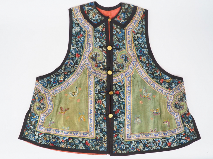 Gilet de soie et lin brodé, décor en camaieu vert de papillons , bordu