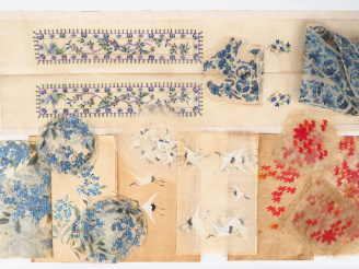 Vente aux enchères Ensemble d'éléments brodés en camaieu de bleu, décor d'oiseaux et de v