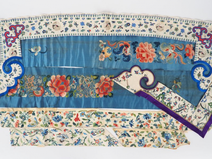 Chûtes et bandes en soie sur fond bleu et crème à décor de papillons, 