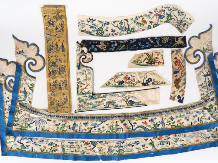 Ensemble d'éléments de tissu, fond polychrome de personnages, d'oiseau