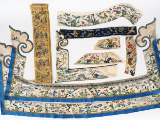 Vente aux enchères Ensemble d'éléments de tissu, fond polychrome de personnages, d'oiseau