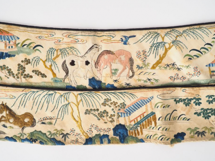 Deux éléments de col en soie crème et polychrome, à décor de chevaux