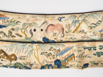Vente aux enchères Deux éléments de col en soie crème et polychrome, à décor de chevaux