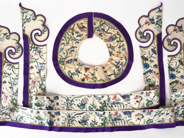 Trois éléments de col et bordure crème et lie de vin à décor d'oiseaux