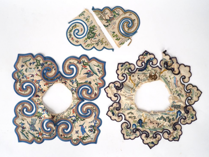 Deux cols de robe, décor polychrome d'échassiers, de fleurs et de chev
